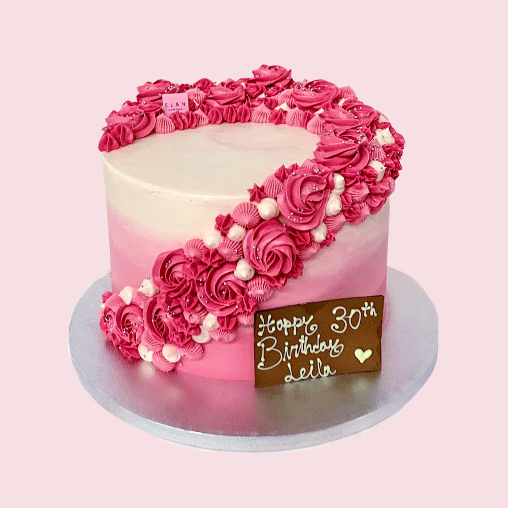 Premium Photo | Sweet white buttercream round cake whit roses flower